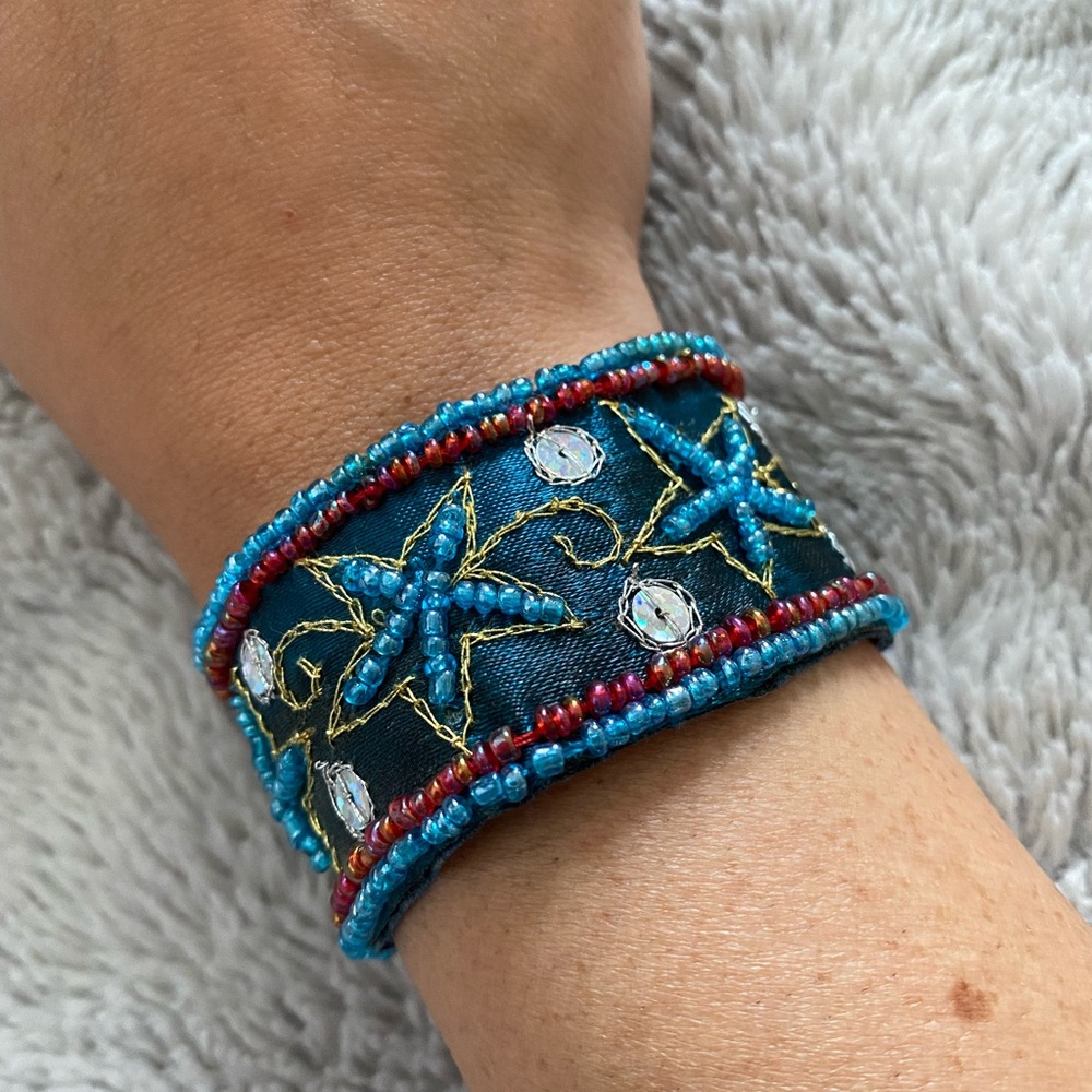 Beaded band Velcro bracelet